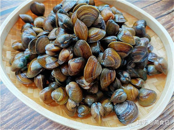 这种稀罕物已经不多见了,我问大妈咋卖的,她说10块钱6斤,都是老头下河