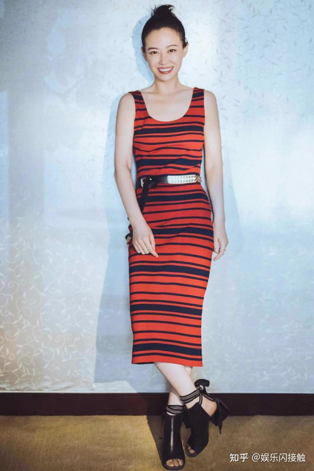 被谭卓旗袍造型给惊艳波波头搭配一条酒红色旗袍华丽高贵