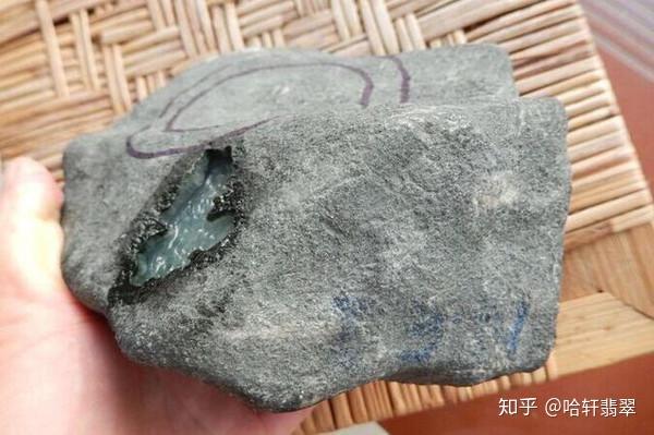出产黑皮皮壳的原石矿场主要有莫西沙,莫湾基,老坑,猛莫亮等