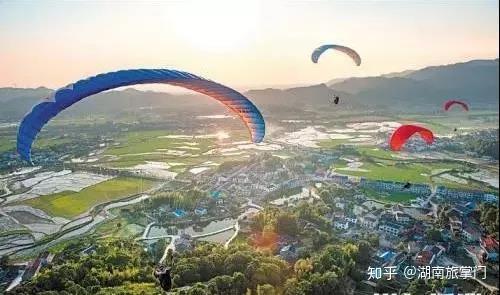 莲花山滑翔伞基地位于岳麓区莲花镇地理位置优越,风景优美属国内高