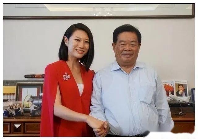 妻子陈凤英大字不识一个,信还是曹德旺妹妹读给她听的.