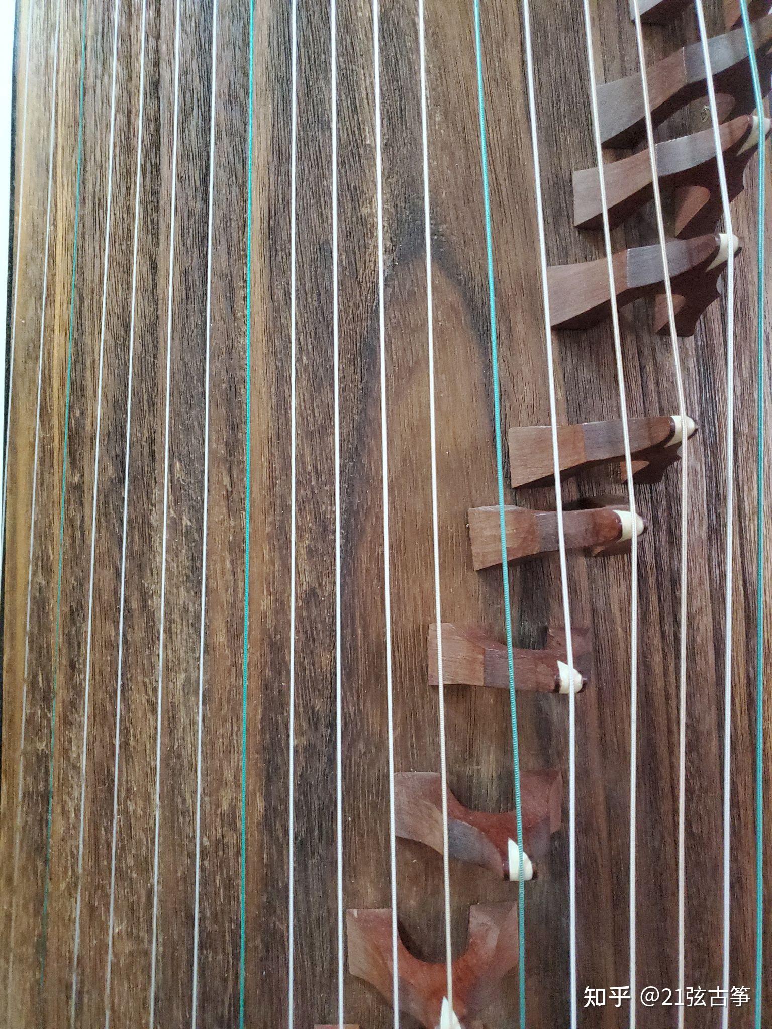 专业版解释:古筝的面板是决定古筝音质的重要因素之一,就古筝的发声