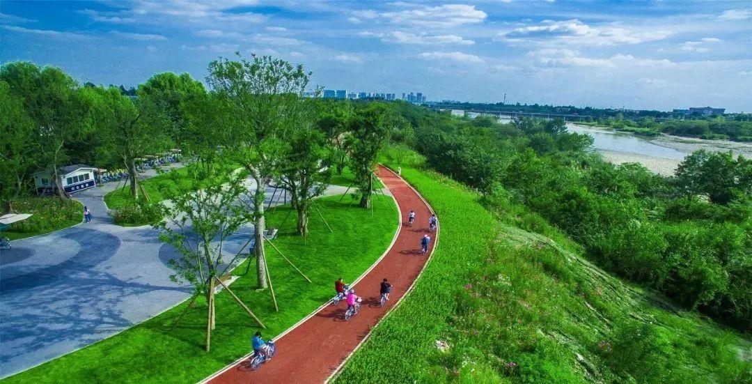 2020年,500公里的天府绿道将投入使用,一个庞大的环形生态区,跑步