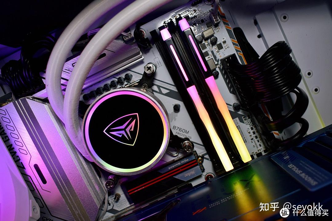 上角有光威的logo,中间为内存的外观简图, 右下方标注了内存参数cl32