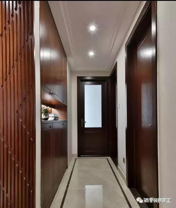 室外过道正对入户门室内走廊较长如何装修
