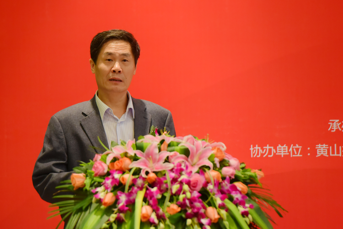 世界经济研究所原所长伍贻康研究员,光大银行总行原副行长陈元生先生