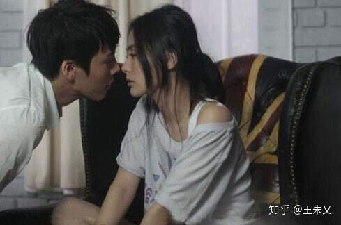 梦见前男友来拿衣服，情感未了的潜意识回响