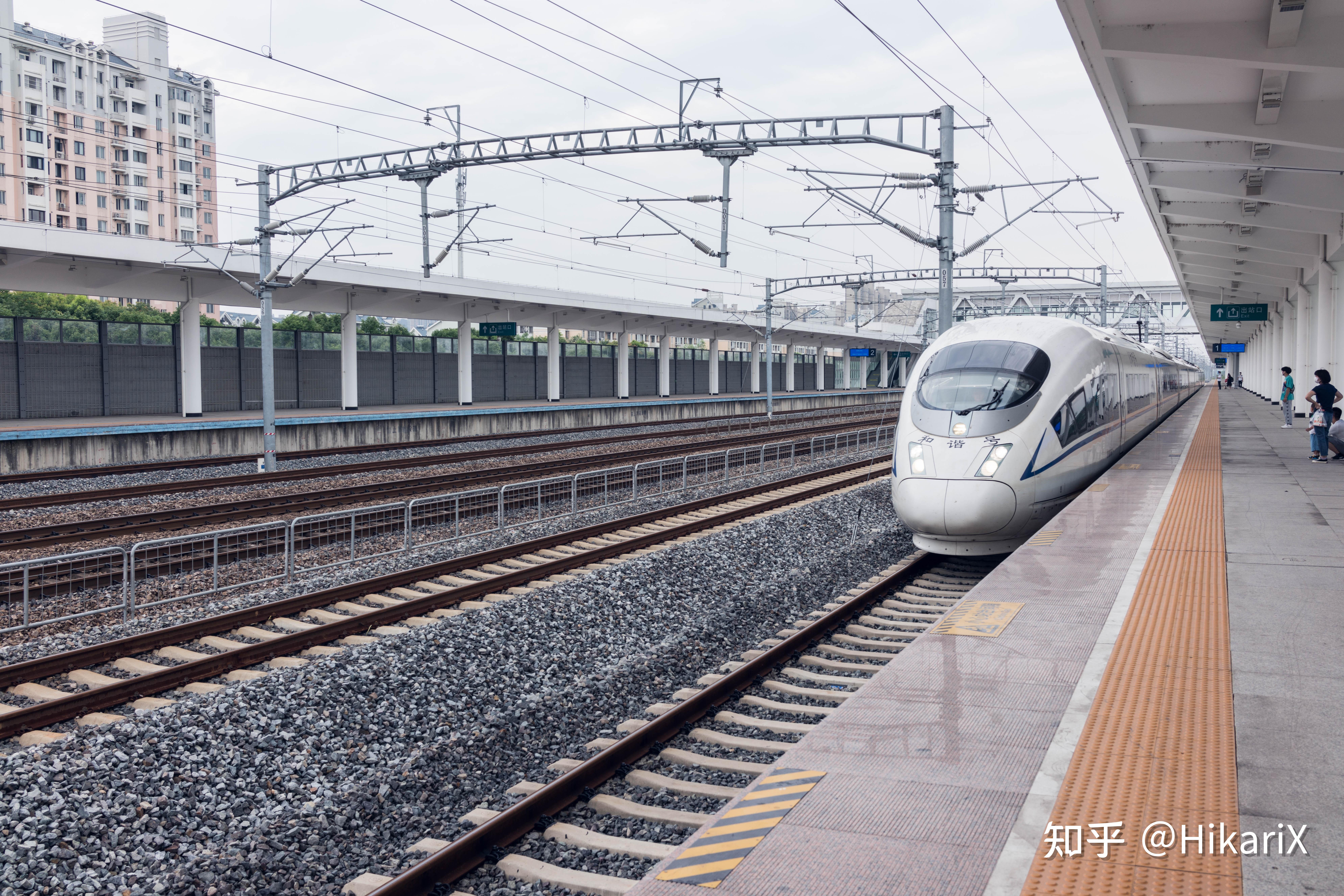 今天乘坐的列车终于进站,是徐州东方向开来的g8363,crh380b.