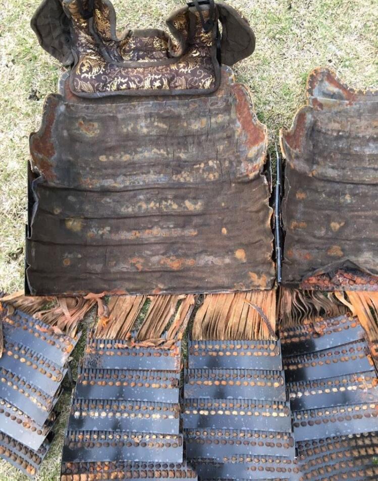 这件盔甲的原材料由皮革,麻绳,铁皮,竹片组合而成,重量很轻,实际防护