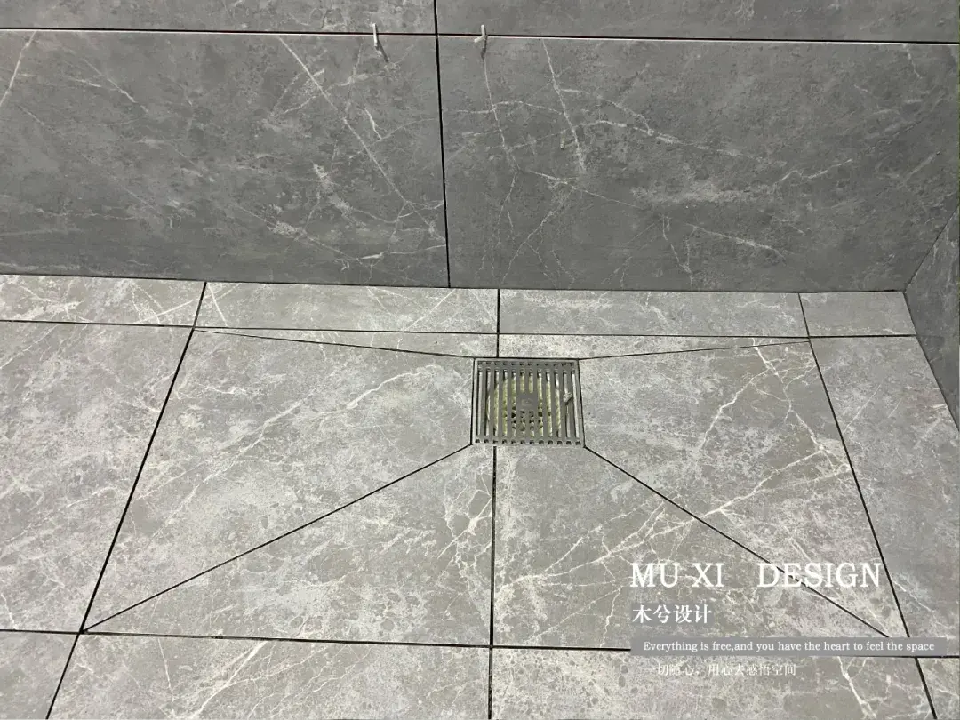 地漏的安装考虑到美观性,对瓷砖的铺贴和对缝有着较高的施工工艺水准.