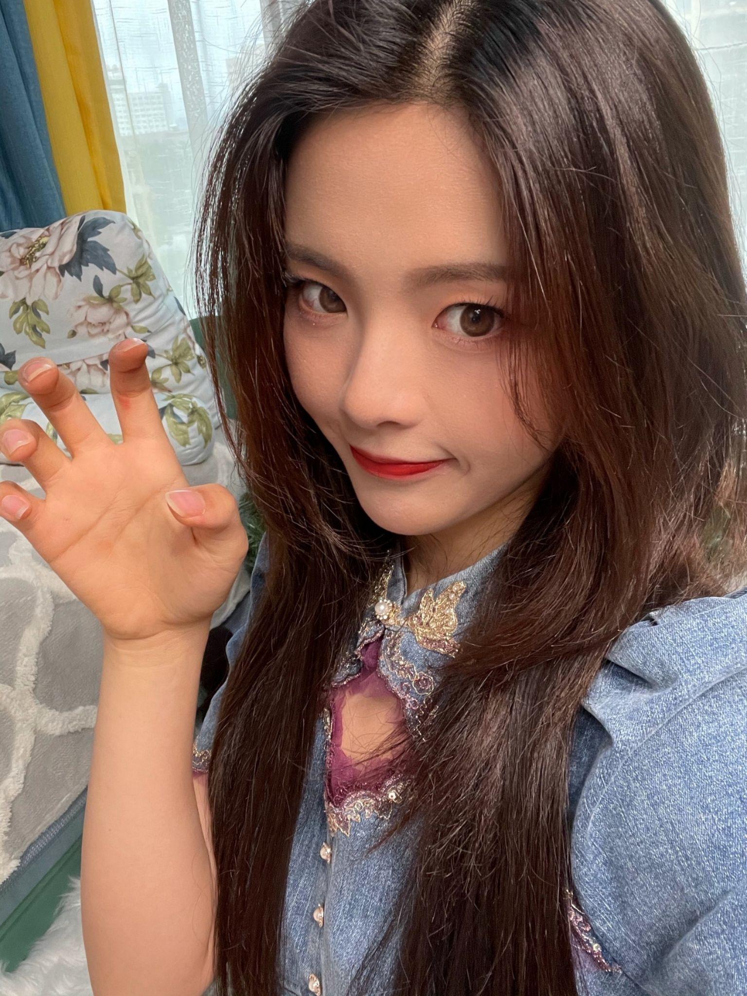 杨超越张牙舞爪来一套