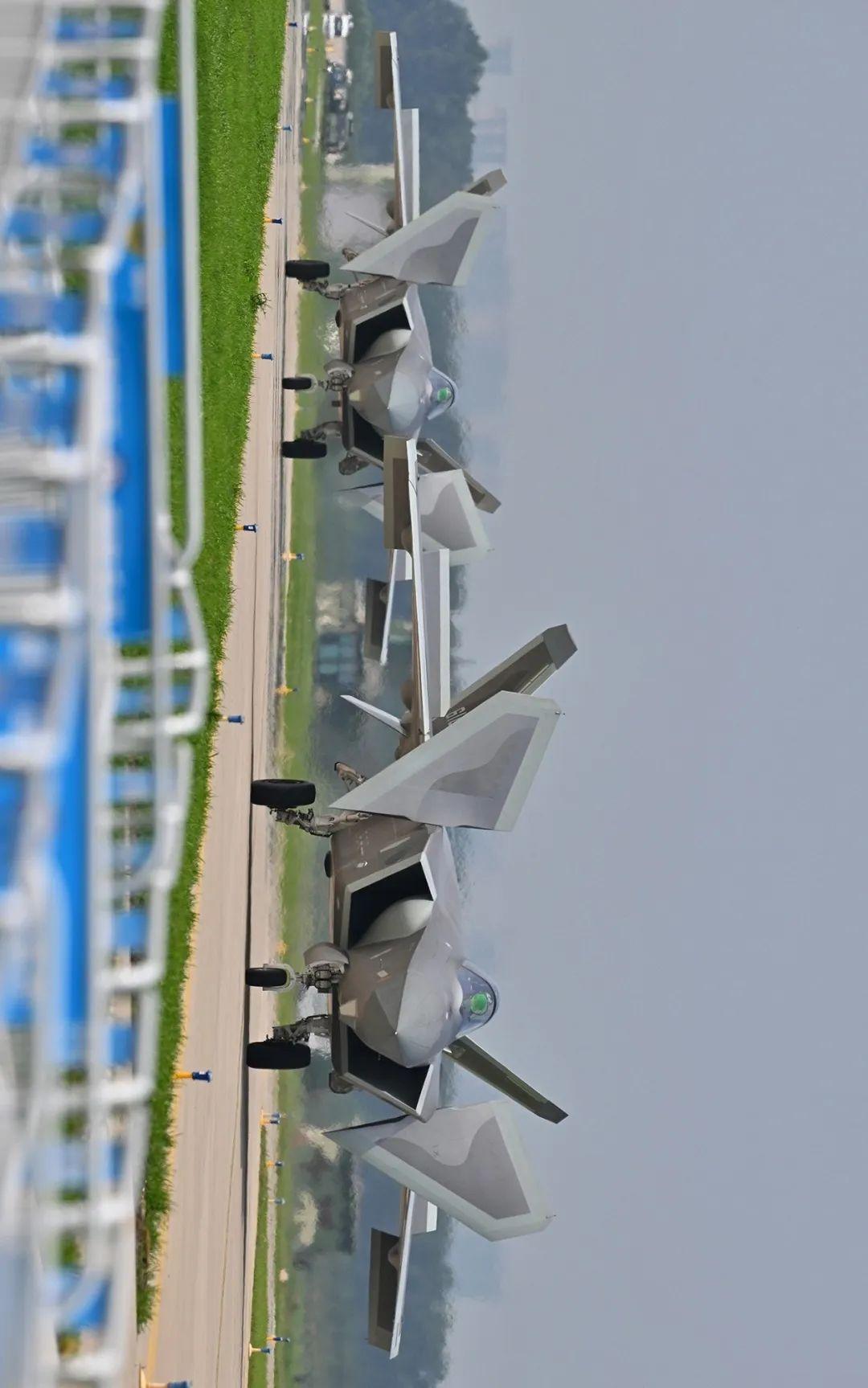 歼16空中加油通场低空释放干扰弹运油20旋转屏幕今天,我们一起跟随