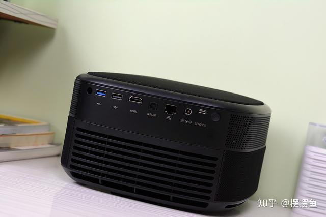 坚果v10智能投影仪开箱白天开窗投射超120寸比液晶电视好用