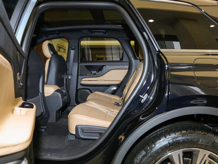 后排座椅同样保持了林肯舒适性的高水准,坐垫足够柔软,而且长度也比较