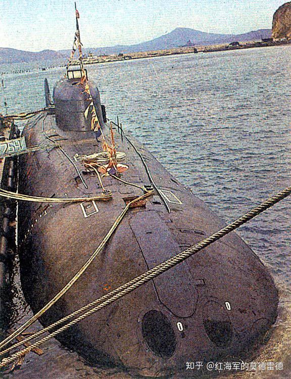 停泊在港口的671型核潜艇,可见其安装在上部的两个533毫米鱼雷发射管