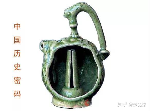 通过倒流壶的剖面图,专家看到壶里面有两个导管,壶的注水口设计在壶底