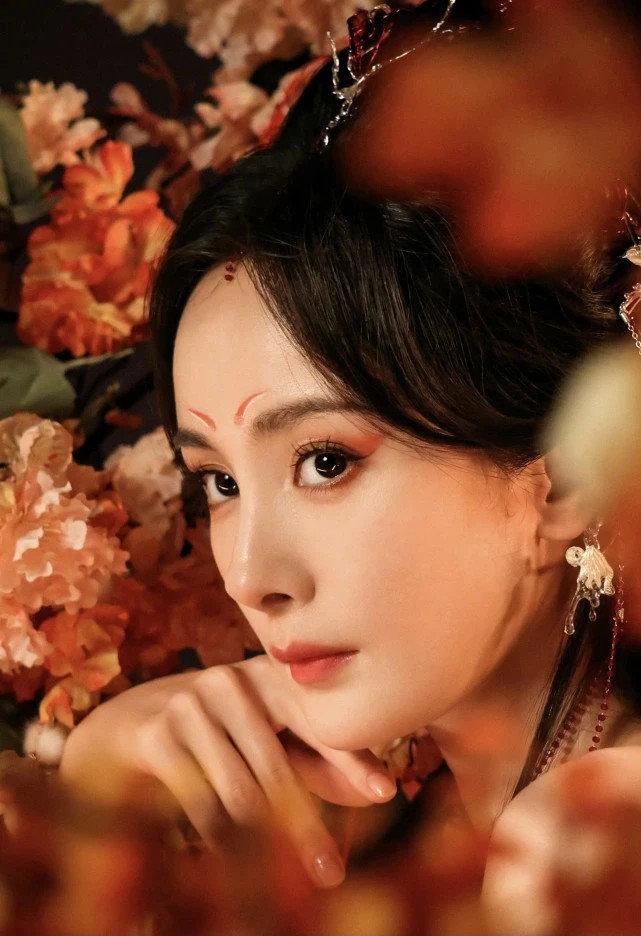 目前娱乐圈里长相最符合狐狸的女星,第一个想到的就是杨幂了.