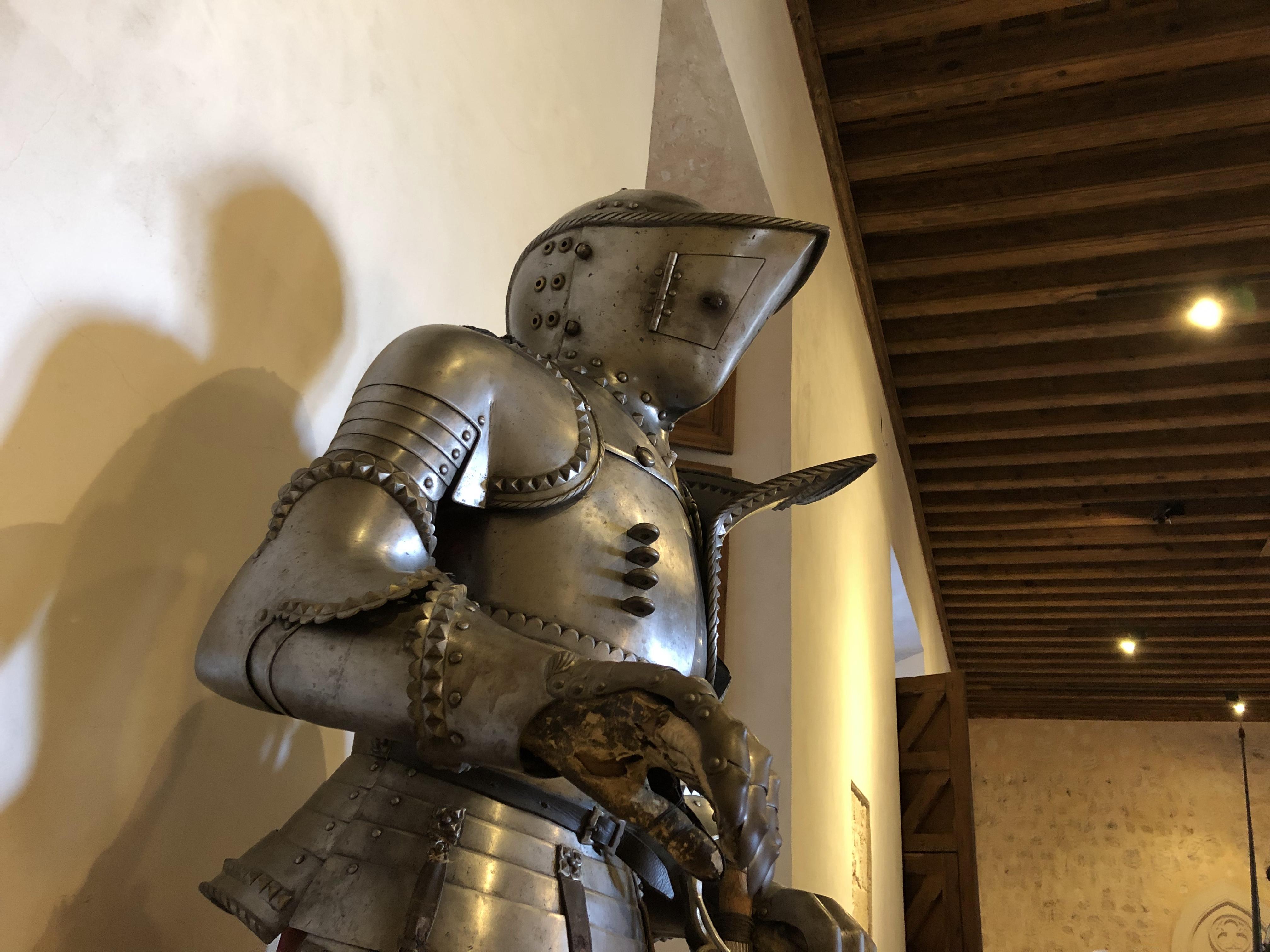 来保护颈部战靴也是作了关节处理进城堡先经过【军械库】,主要是盔甲