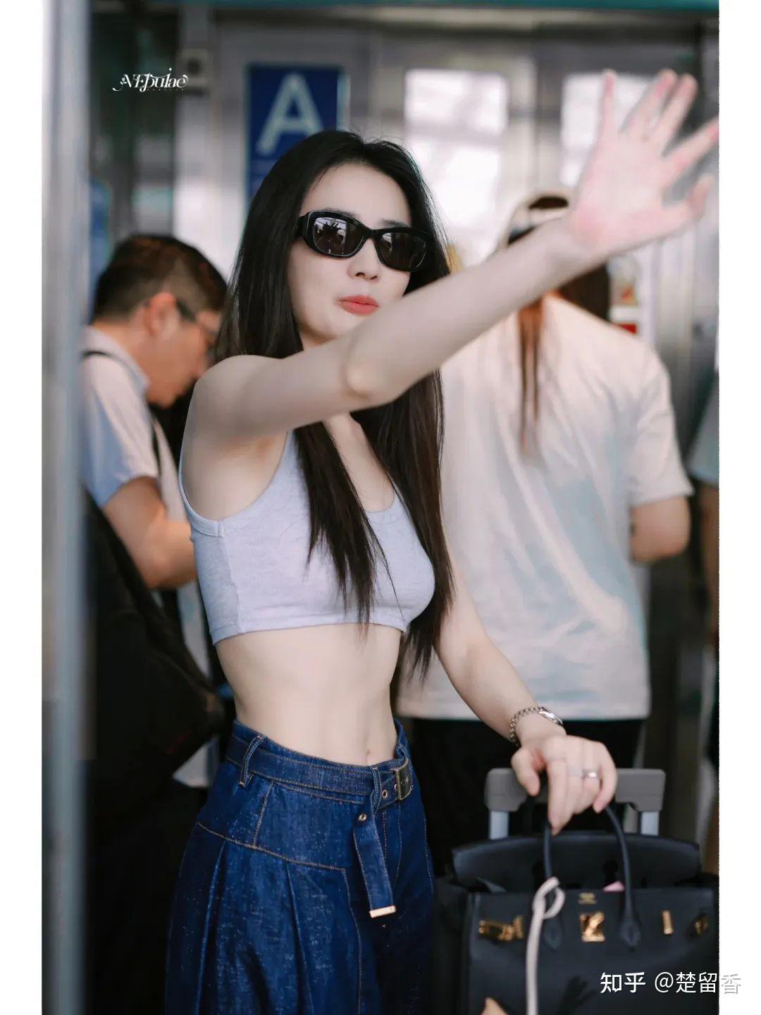 徐璐穿t恤牛仔直筒裙两个丸子头似邻家女孩甜美可爱