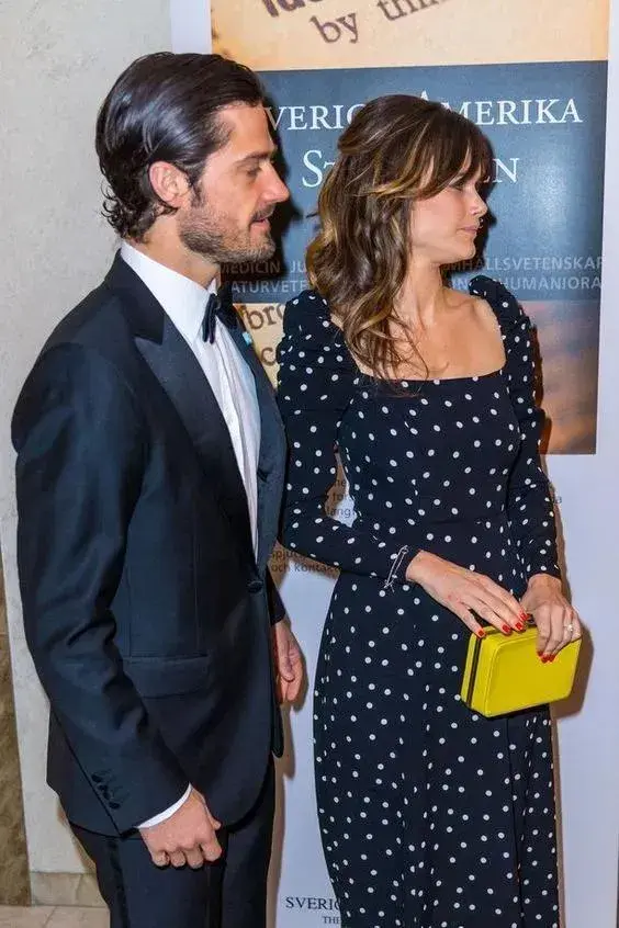 仅仅交往4个月,菲利普王子就给了索菲亚一个正式女友的身份,还撒狗粮