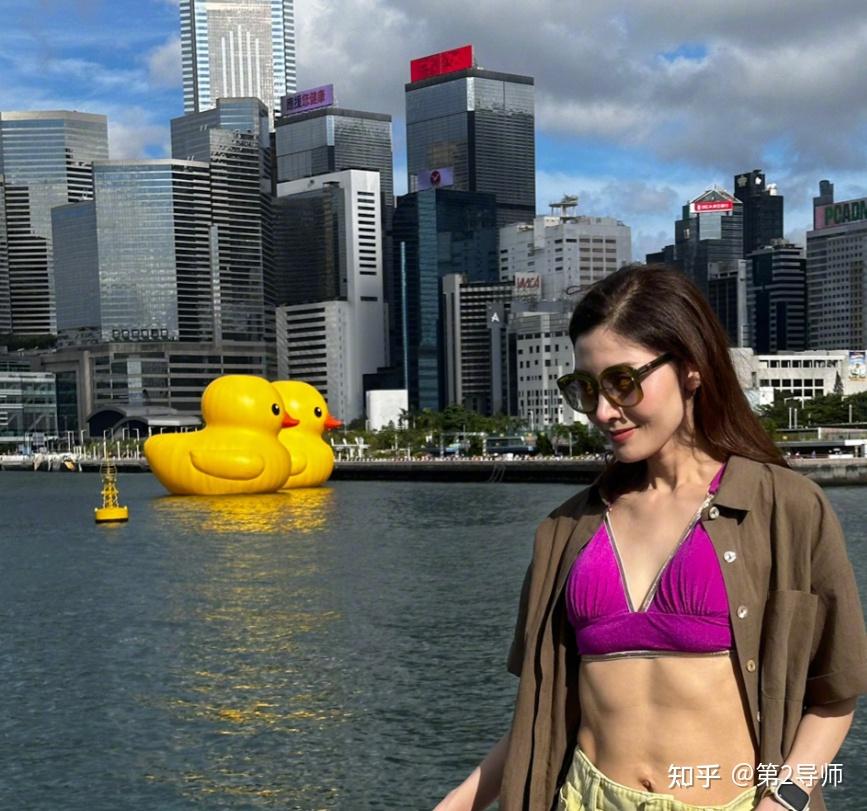 53岁李嘉欣真实面貌曝光,一个月200万零花钱也挡不住"树根颈"