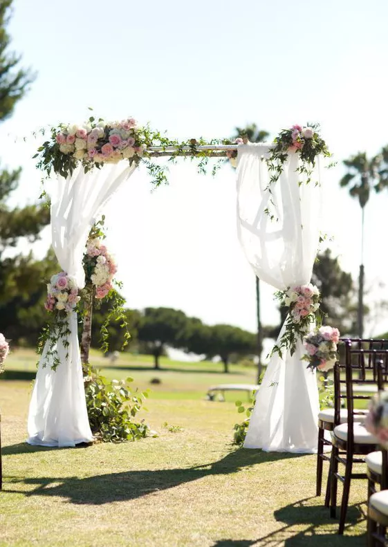 方形婚礼鲜花拱门四角锋利,大气壮观,欧美风情扑面而来.