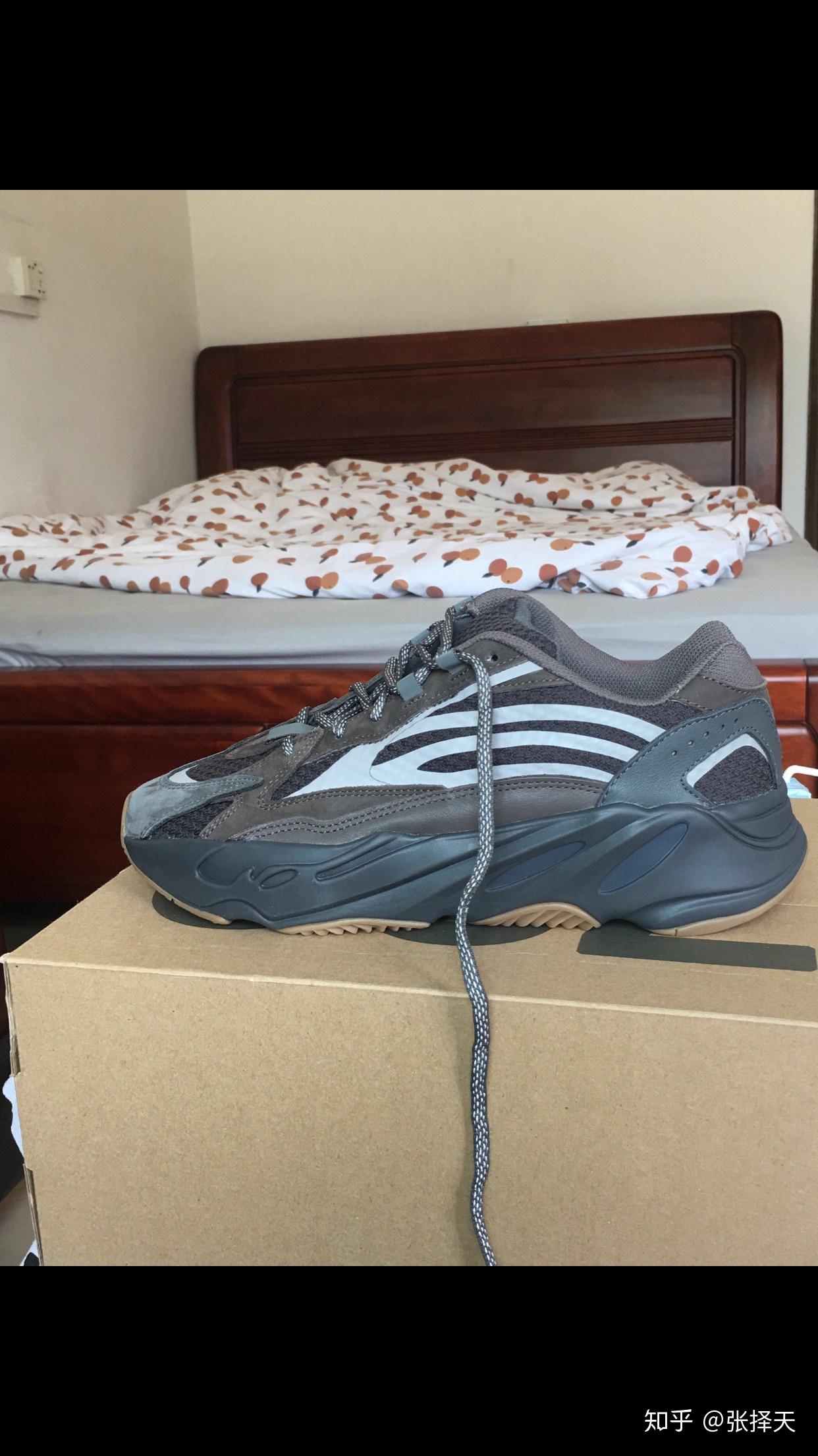 yeezy700v2晶洞宝藏灰真假