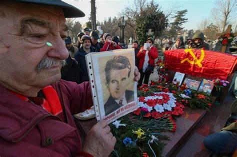 一直送鲜花蜡烛从来没断过,每年圣诞来墓地缅怀之的,是罗马尼亚人民