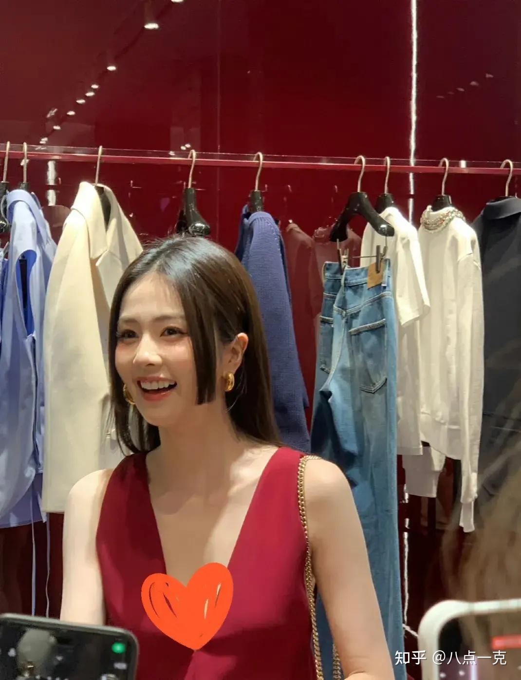 白鹿公主切造型被群嘲!深v搭配松糕鞋土气十足,宴会秒变夜店风 - 知乎