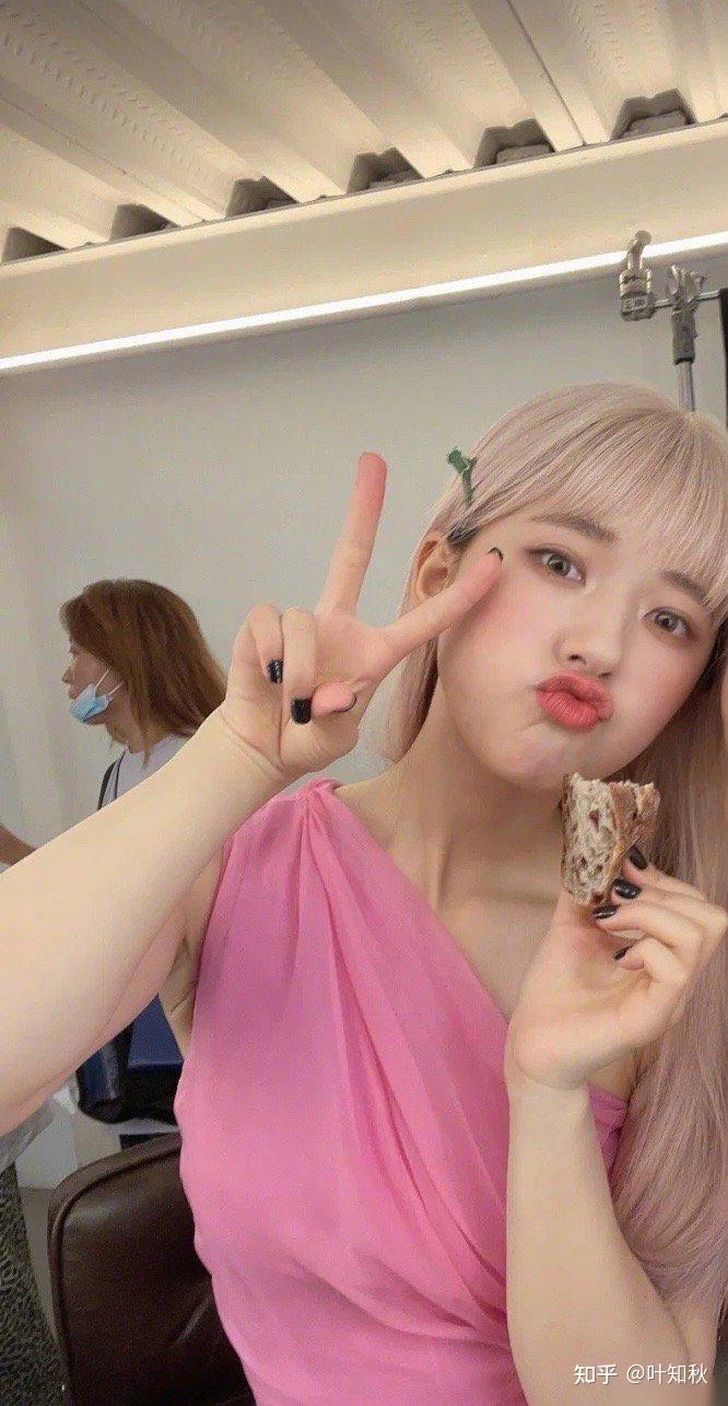 赵露思粉发齐刘海造型