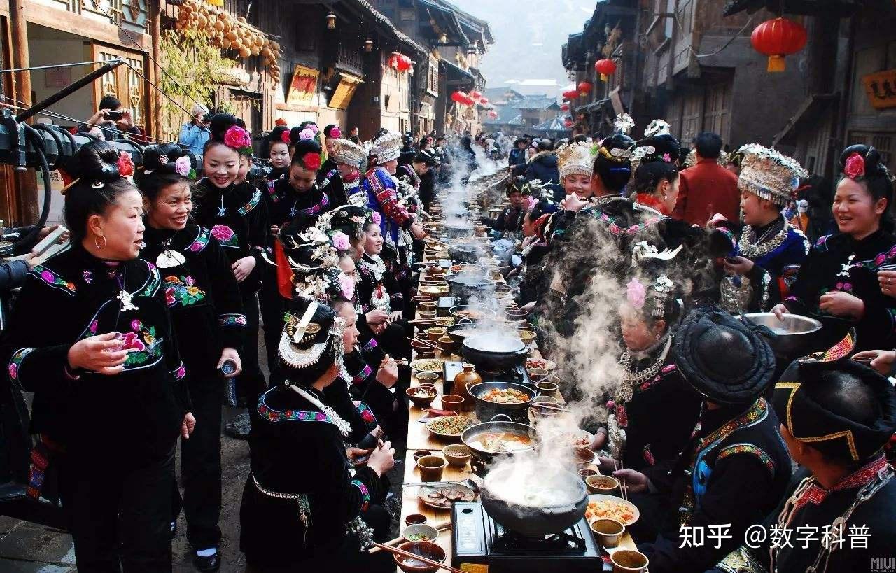 村民自摆60桌长街宴过节 荤素搭配16道菜