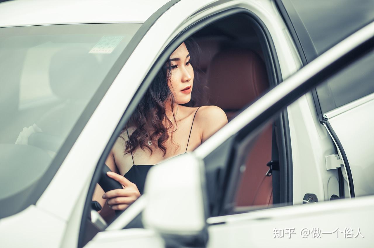 漂亮的青年女人开车高清摄影大图-千库网