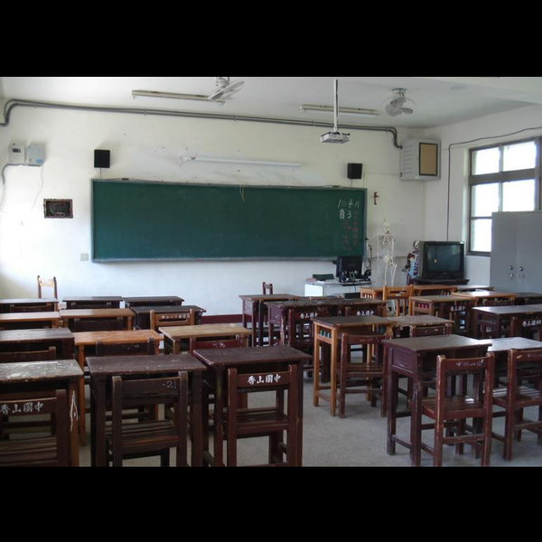 老式小学课桌椅   乡村小学最常见的这种,普通版如下(来自网络,侵删)