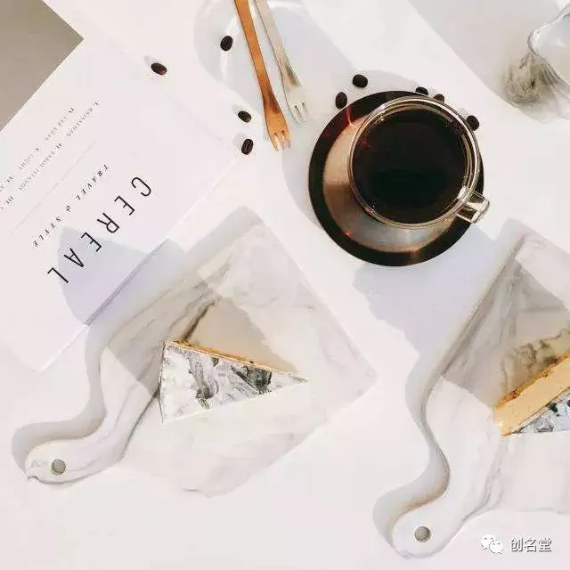 只有阳光安静的洒在咖啡馆的门前,街边默默盛开着小串儿红,偶尔经过的