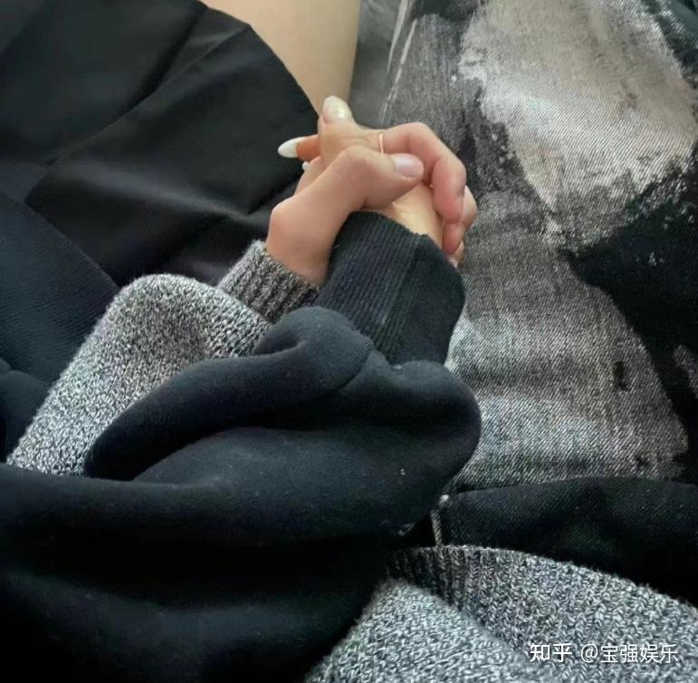 哇唧唧哇新人与女友牵手照!刚出道马上就塌房?中考成绩才66分?