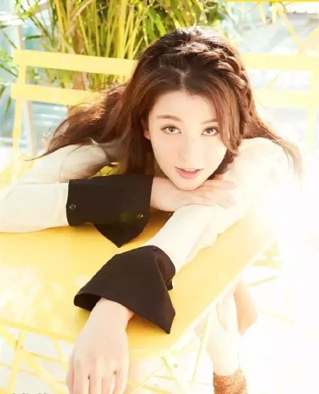 则开始"黑化",摘下眼镜换上美瞳;猫眼眼线,搭配精致的底线上扬羽玉眉