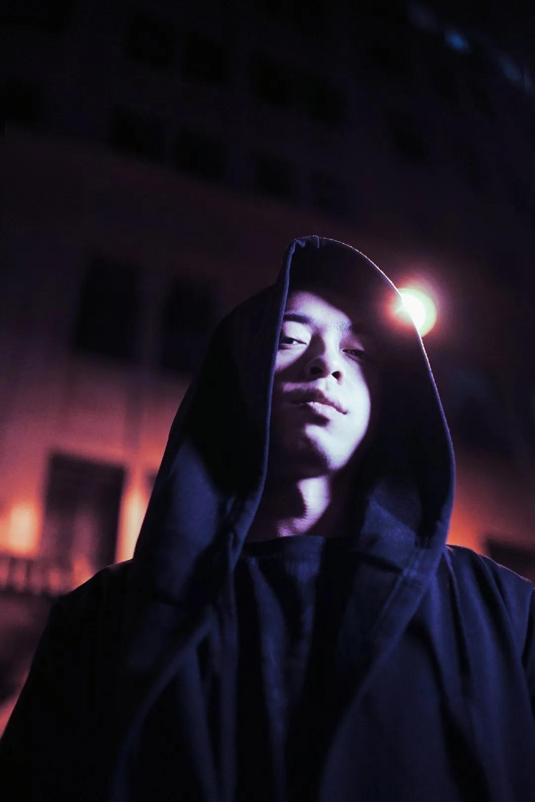 西奥sio将自己少年时代的心里活动揉合起来创造了一些怪诞的故事,整张