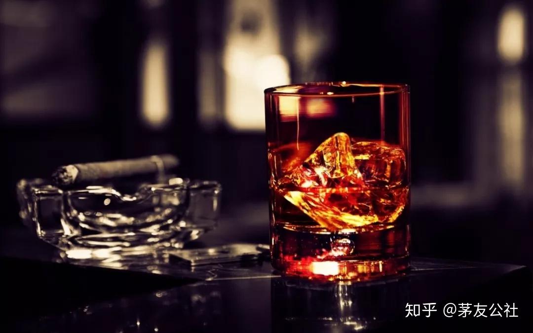 威士忌属于烈酒,酒精含量高,酒体稳定,所以有人以为开瓶后可以长时间