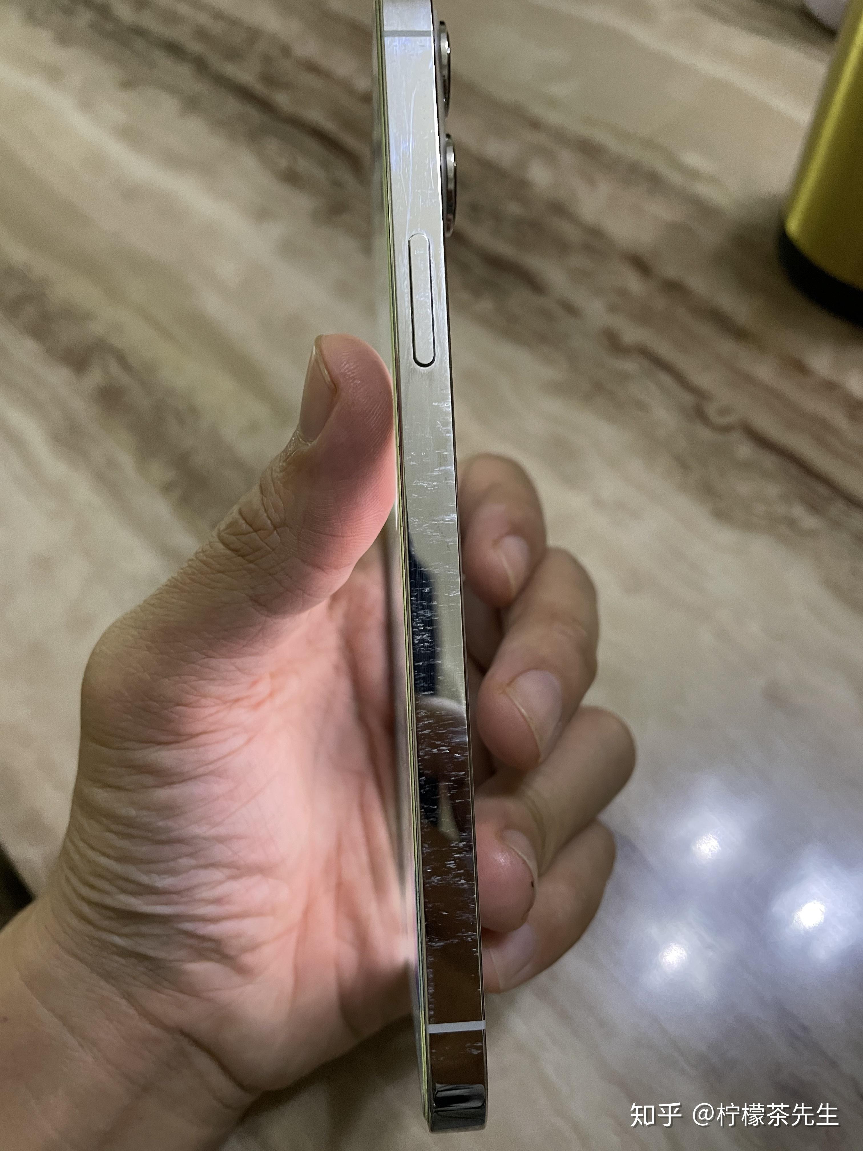 新买没多久的iphone12promax两边出现划痕正常吗