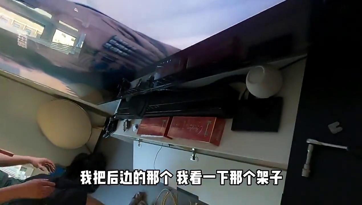 客户网购的电视支架质量太差，装完后电视晃悠悠的，真担心掉下来