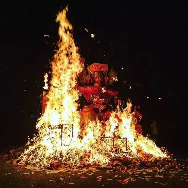 中元节七月半秉烛烧香祭祖先您可知道习俗来历
