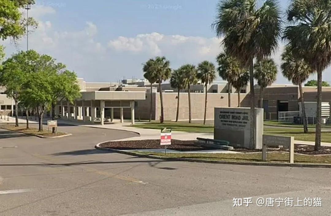 在最初的调查中,一名十几岁的男孩声称,他和她的关系从5月持续到9月