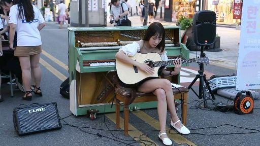 live挑战:越南盲人老爹灵魂吉他弹奏,这技术这歌声.