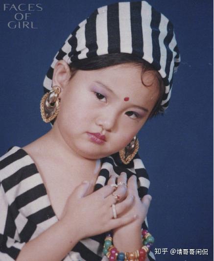 郑爽公开童年写真畅谈女神节感悟要成为属于自己的姑娘