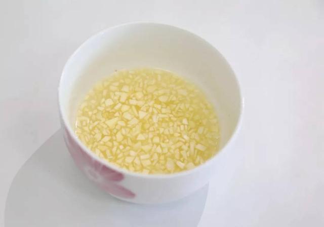 8,碗里加入适量姜蒜水,黄豆酱油,香醋,一点点猪油,一点点花椒面,适量