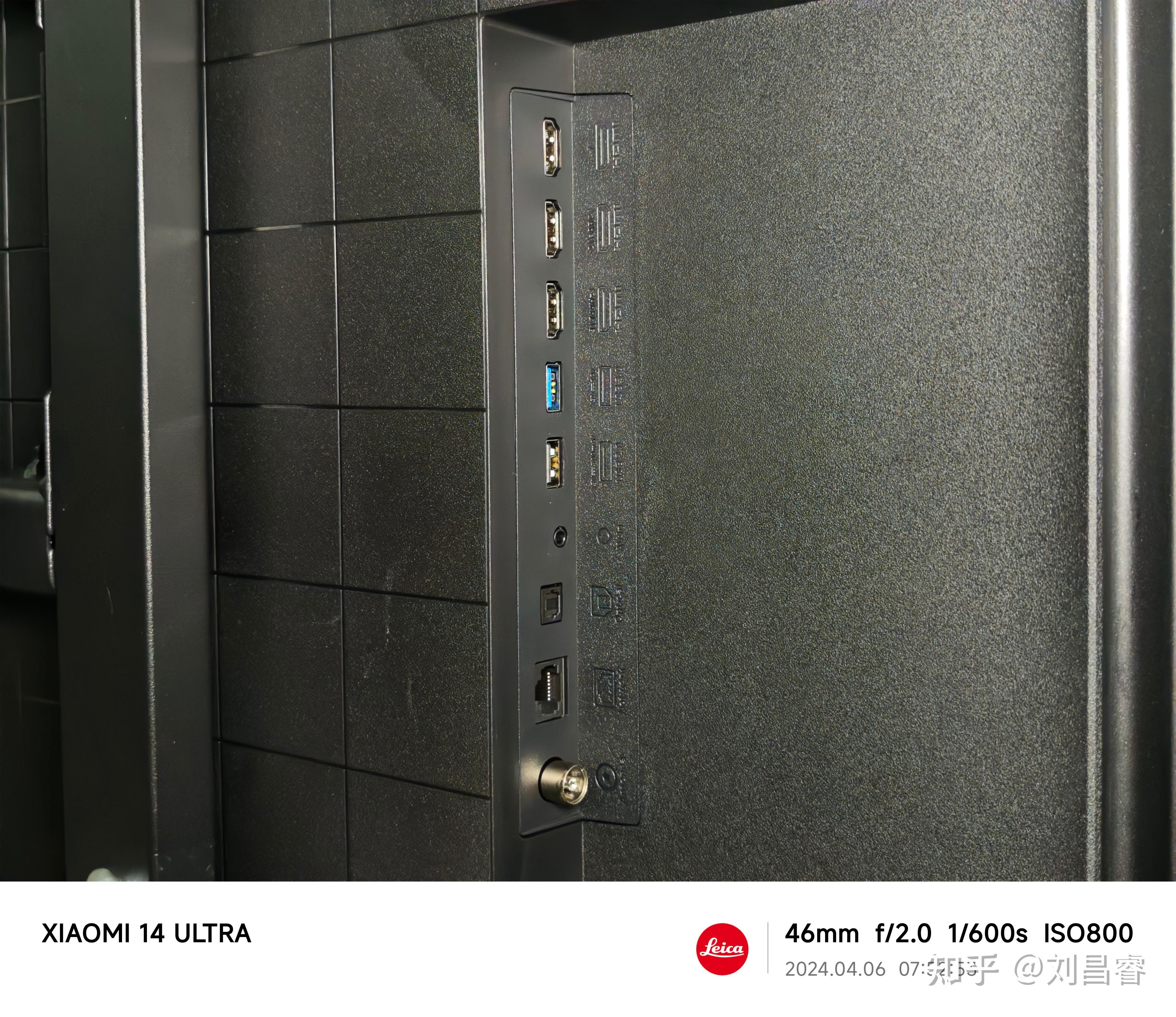 2接口配置交流电源接口位于机身背面的左侧,旁边还有机型铭牌右侧是