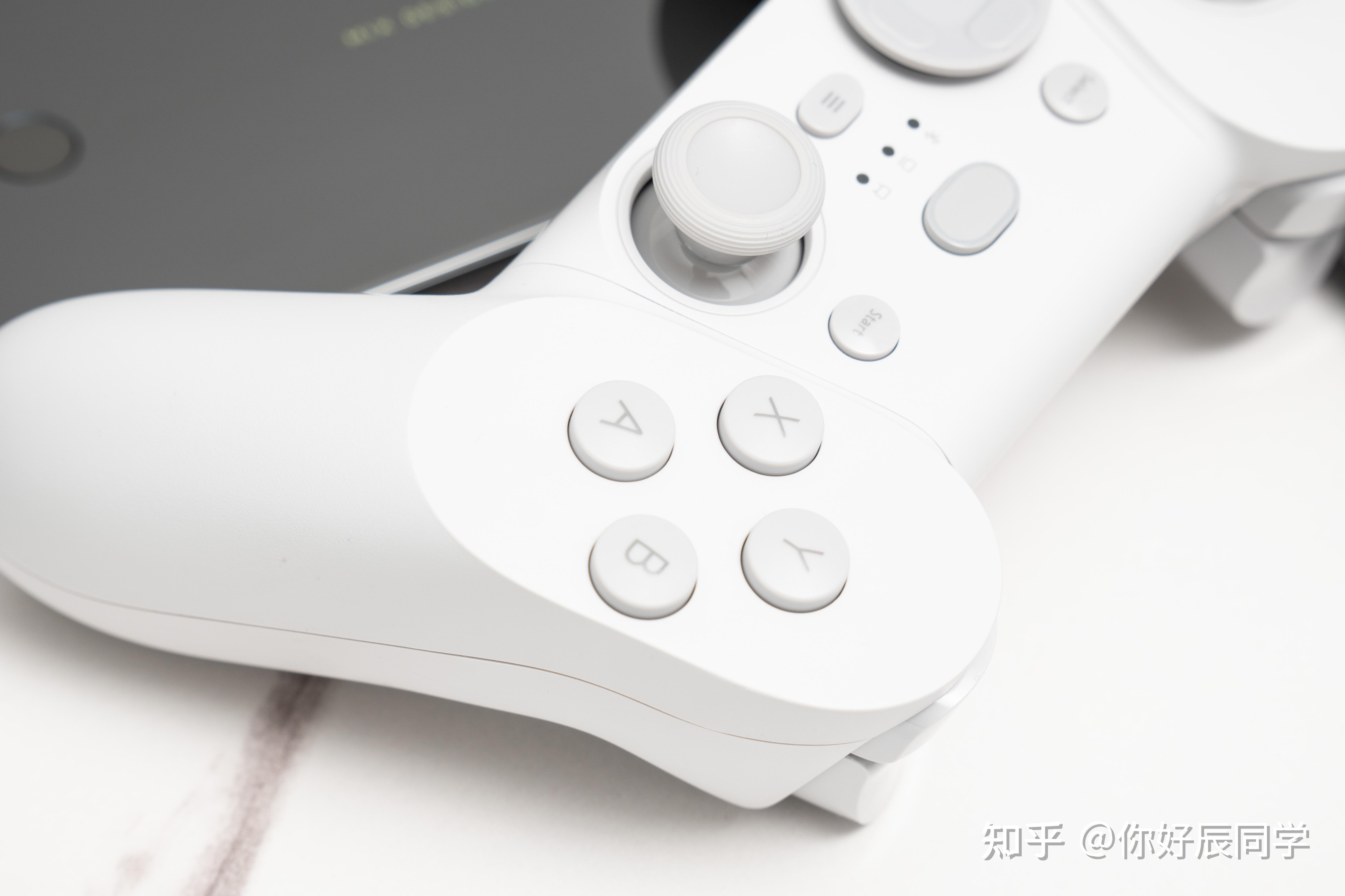 一台小米11u,这也是它比较特别之处,在手柄上直接设计了一个手机支架