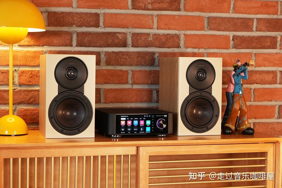 听歌、看剧、打游戏全包揽!丹麦达尼声刻SONIK 1书架箱+艾索洛Play流媒体功放一体机,一套搞定全屋娱乐