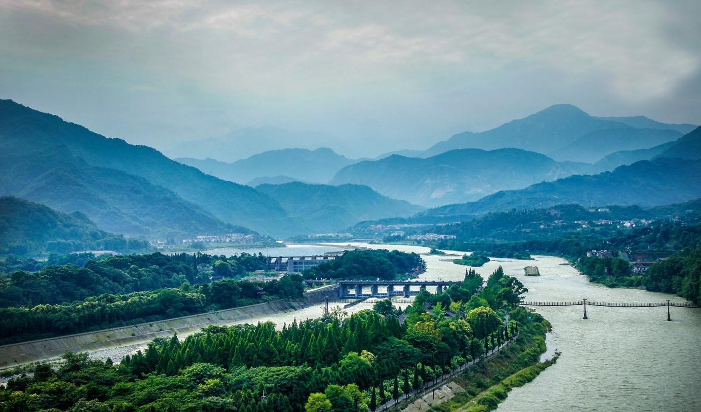 成都热门旅游景点都江堰景区低音号旅游