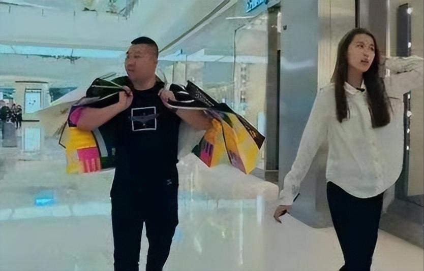 爸爸的一句话打消了刘思琦的想法,她老老实实地点头同意了.